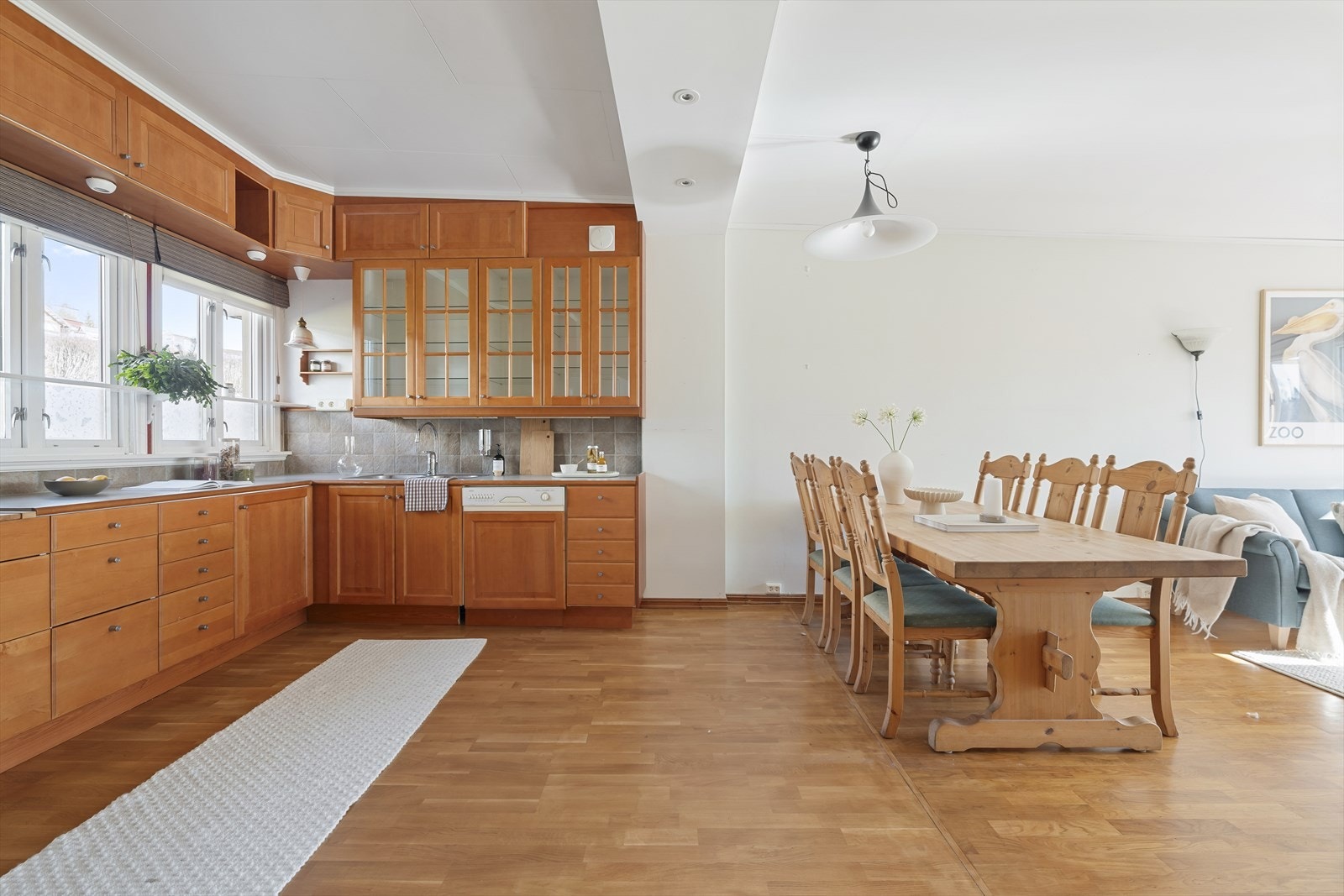 Kjøkkenet er av god størrelse og byr på rikelig med benk-og skapplass. Alt av hvitevarer følger med. Galleribilde