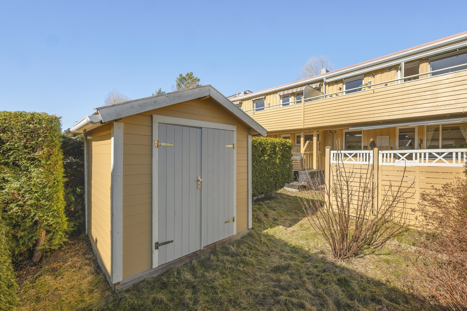 Boligen disponerer en praktisk frittstående redskapsbod med ekstra oppbevaringsplass. Galleribilde