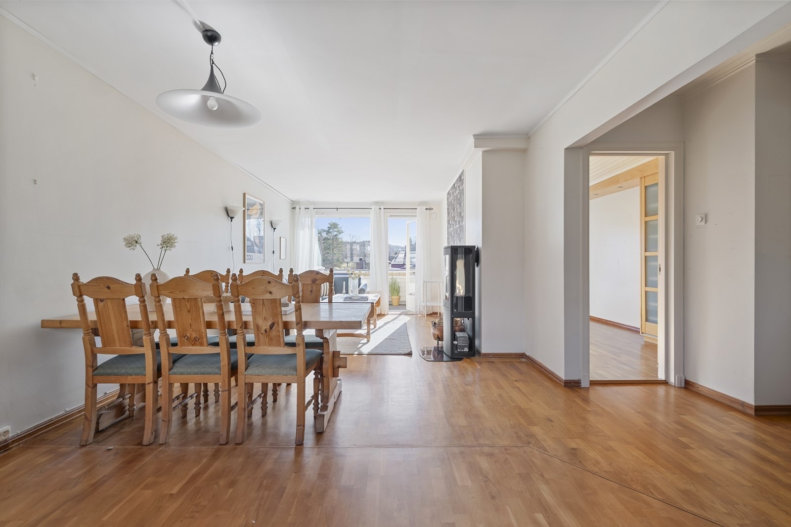 Stuen fremstår som lys og romslig takket være store vindusflater som slipper inn rikelig med dagslys. Galleribilde