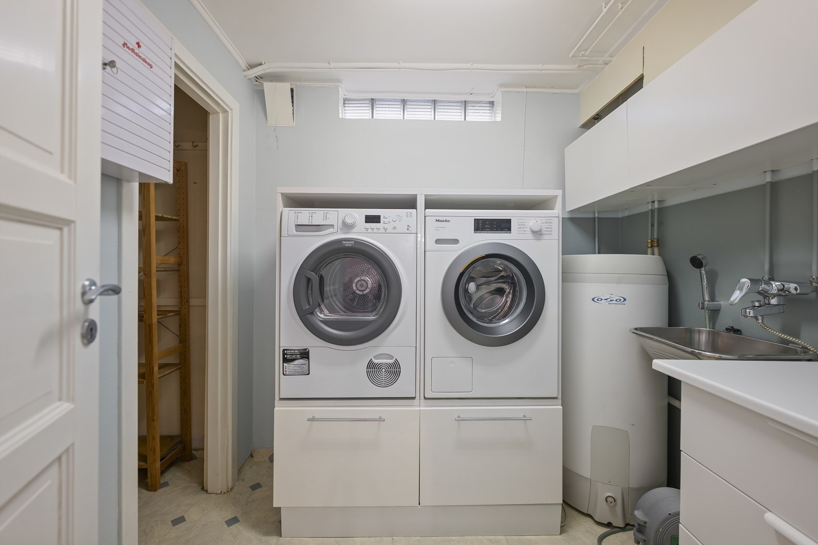 Boligen har også et separat vaskerom i samme etasje, utstyrt med sluk, vaskekar og opplegg for vaskemaskin. Galleribilde