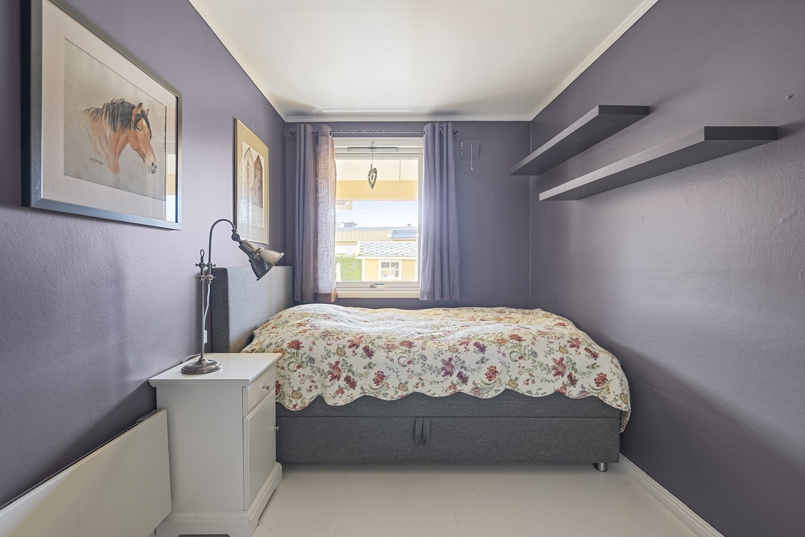 Soverom II - Rommet er av god størrelse og har rikelig med plass til en dobbeltseng og ekstra ønskelig oppbevaring. Galleribilde