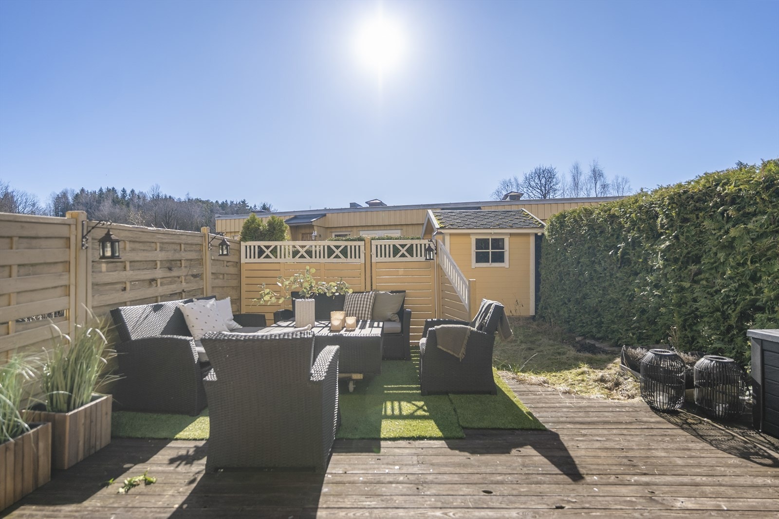 Skjermet terrasse med gode solforhold og rikelig med plass til hyggelige sittegrupper. Galleribilde