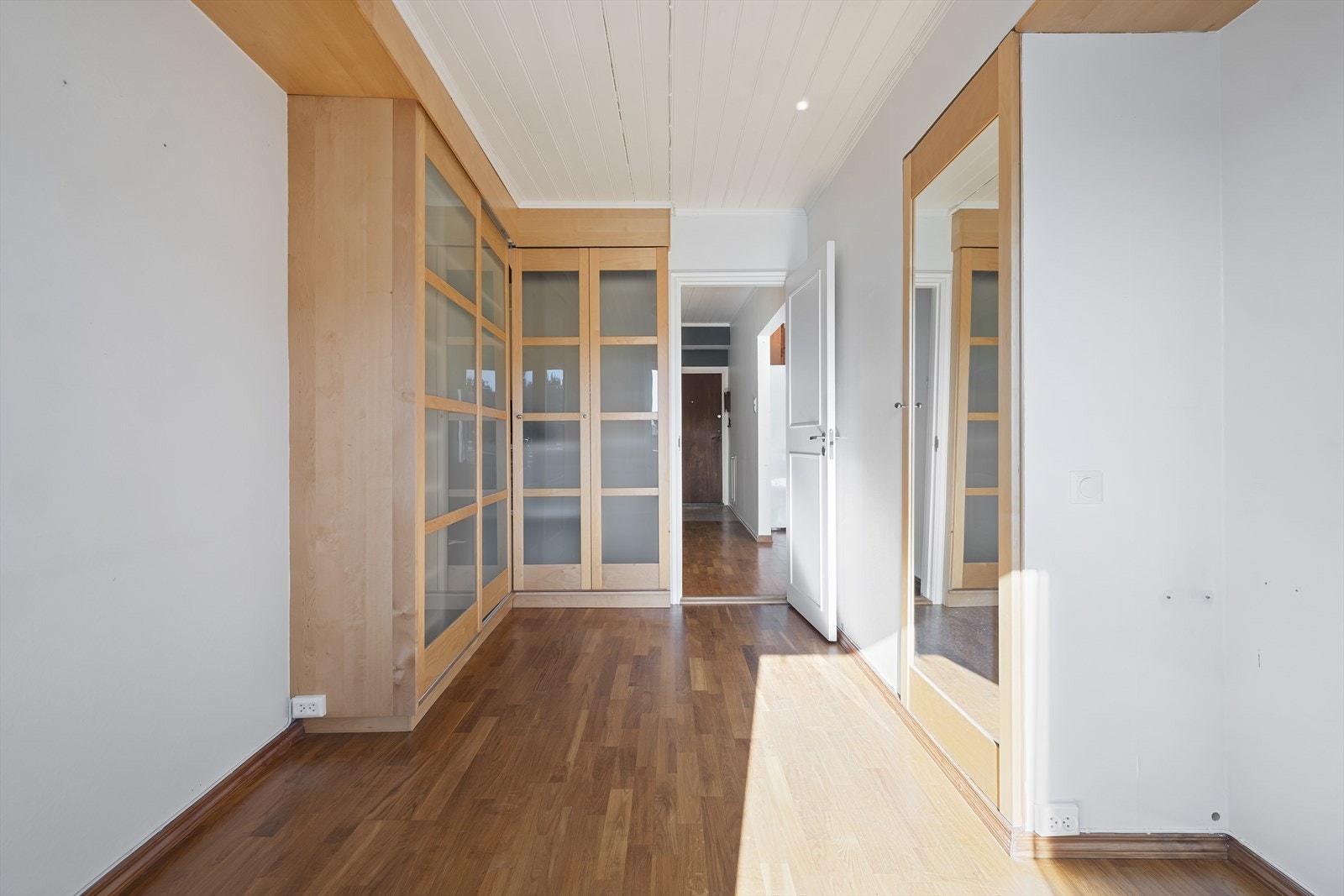 Her har du også rikelig med skapplass og praktiske skyvedørsgarderober. Galleribilde