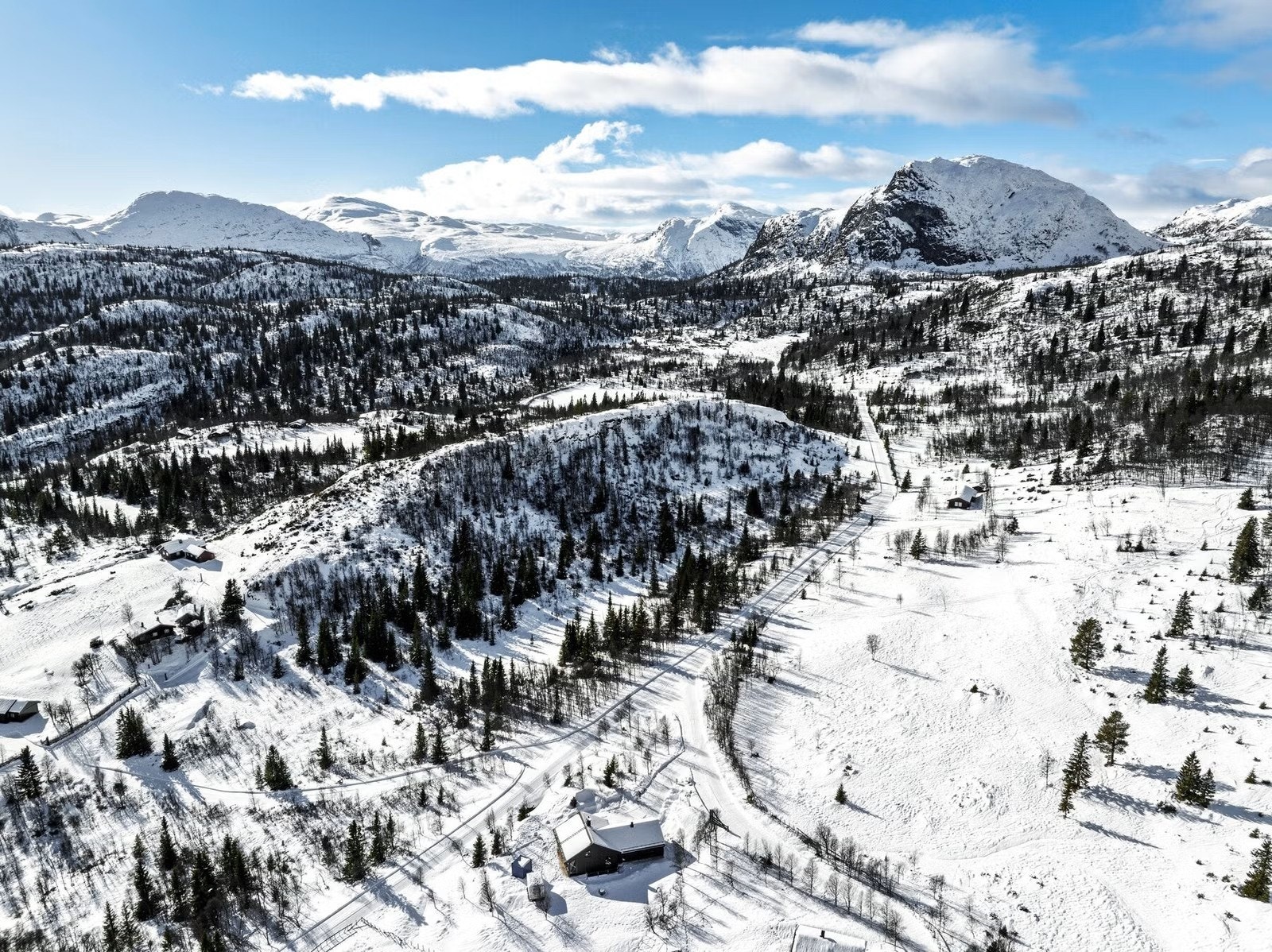 Hytten ligger i LNF-område omkranset av majestetiske fjellmassiver Galleribilde