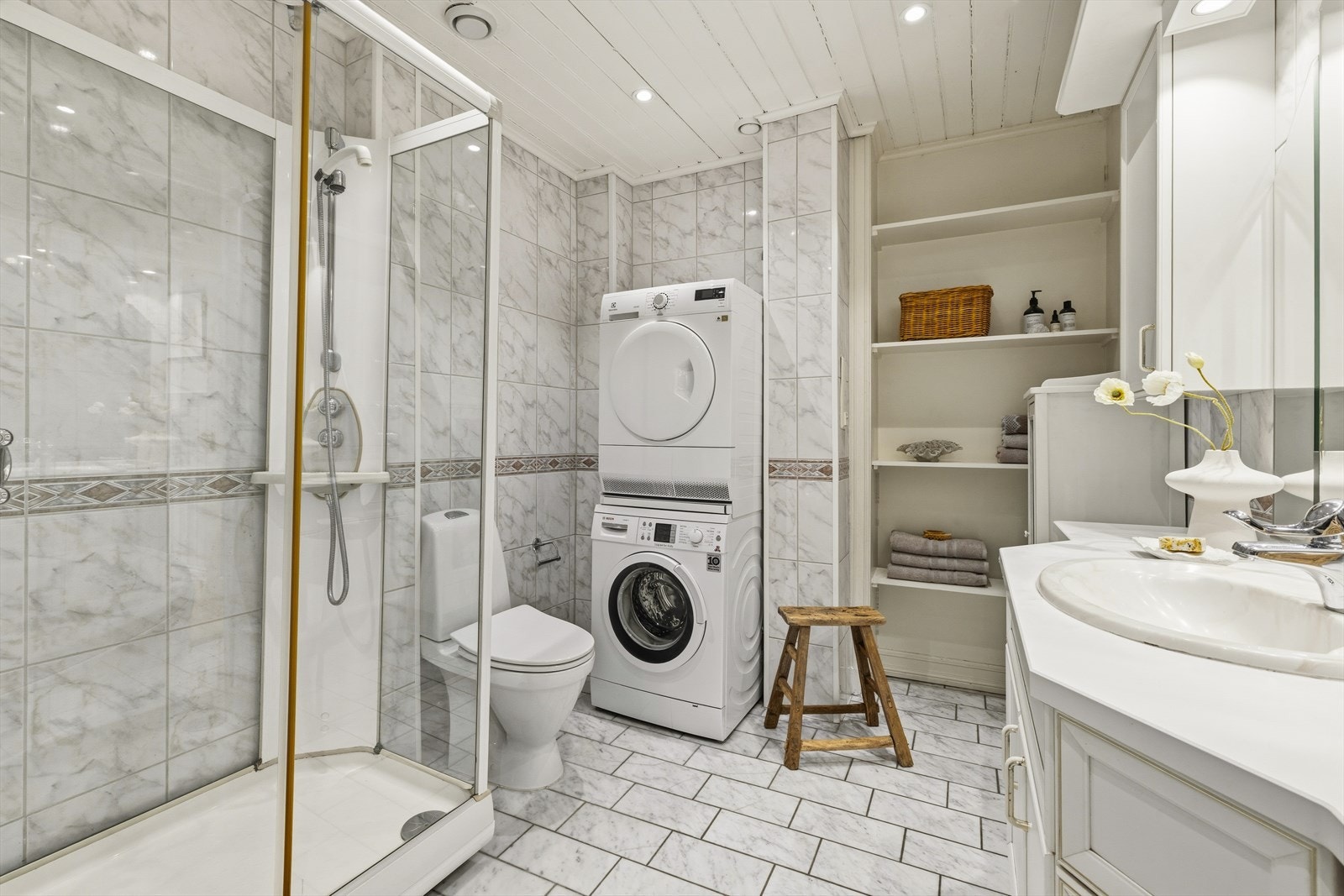 Stort flislagt bad som er i daglig bruk. Badet er dog utgått på dato og har fått TG-3 i takstrapport og er anbefalt renovert Galleribilde