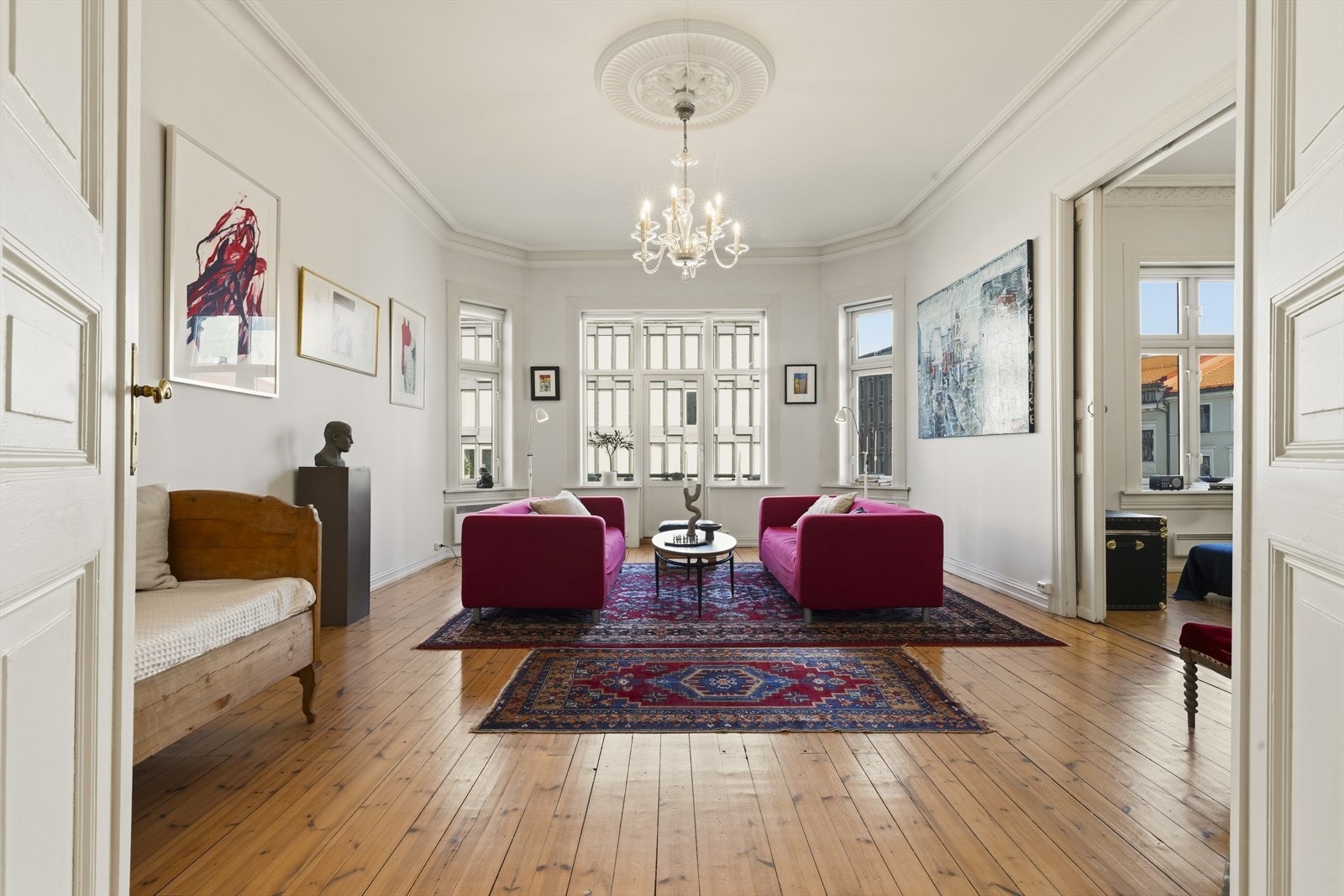 Takhøyde på 3,35 meter, samt store og mange vinduer gir godt med naturlig lys og en god romfølelse Galleribilde