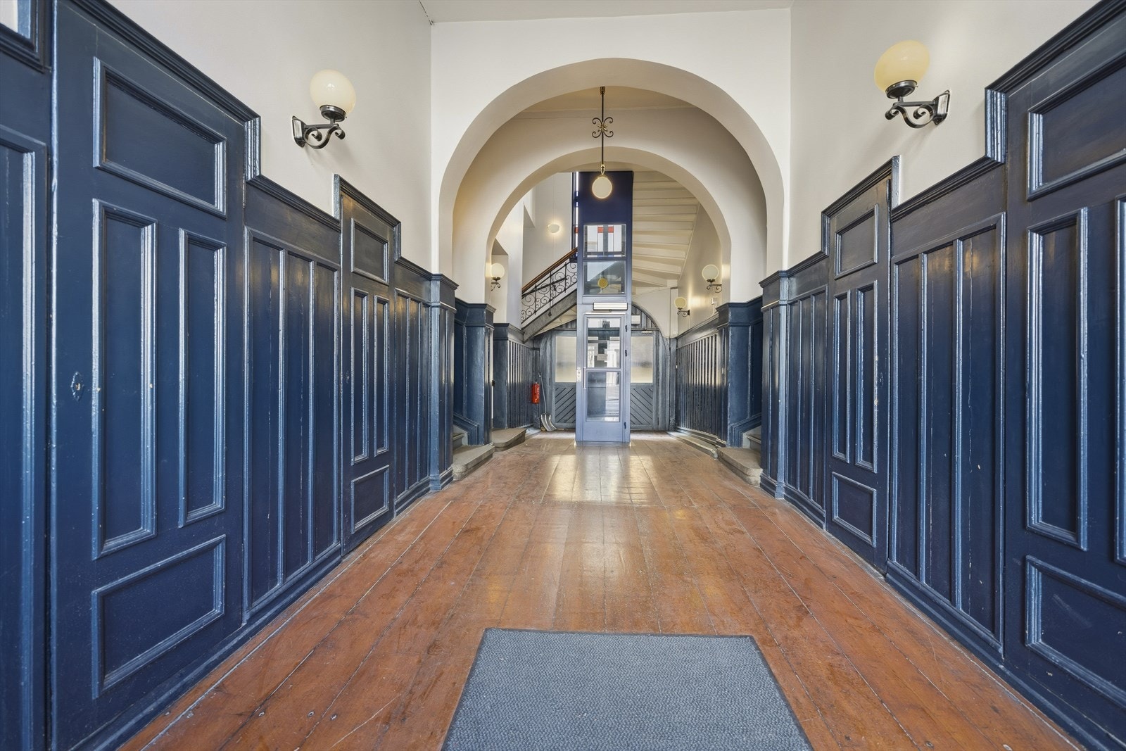 Medfølger bod i felles hovedentré (venstre i bilde), trappebod, loftsbod og kjellerbod. Totalt 20 kvm bodareal Galleribilde