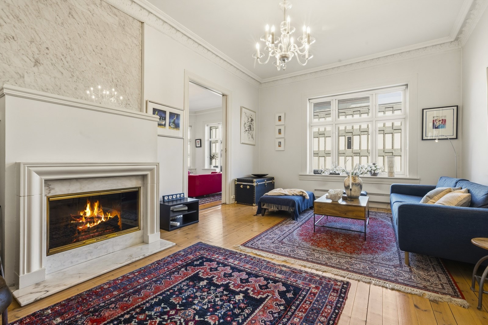 Både peisinnsats og flott kakkelovn i leiligheten. Det ble satt inn nye rør i pipeløp i 2015 Galleribilde