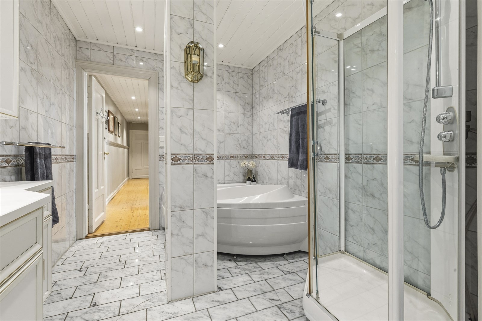 Svært romslig med plass til både hjørneboblekar, dusjkabinett, wc, vaskesøyle, m.m. Galleribilde