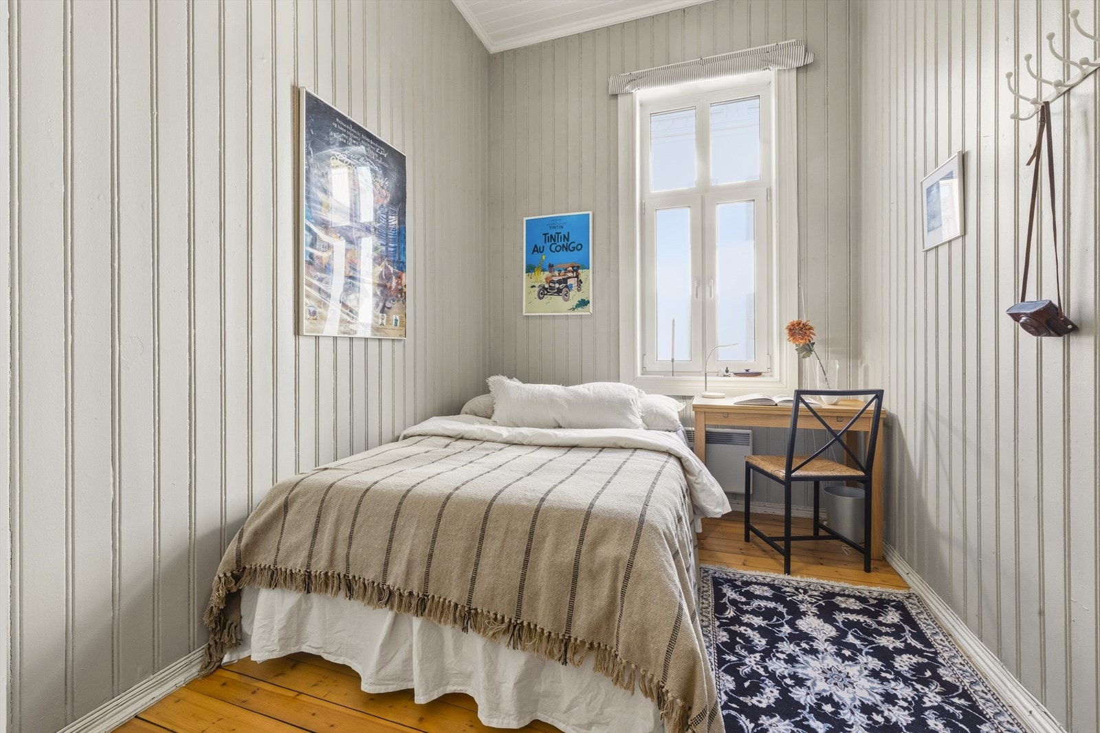 Soverom 2 med plassbygget originalt garderobeskap Galleribilde