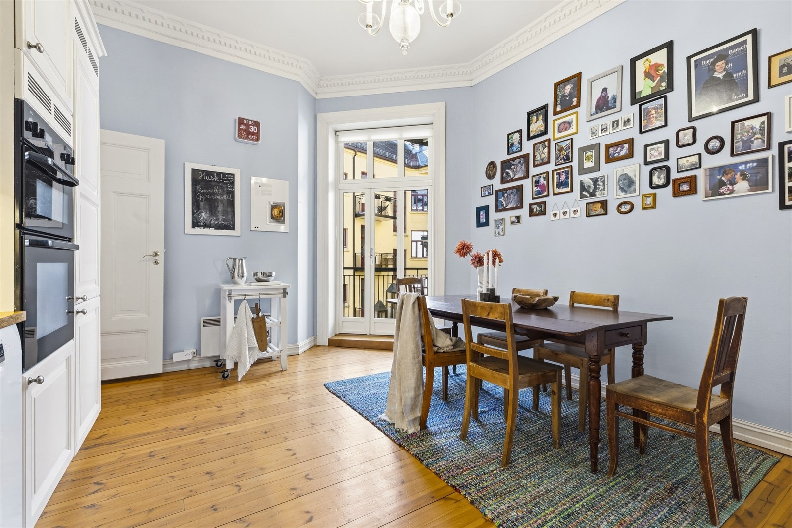 Fra kjøkken er det utgang til sydvestvendt balkong som vender mot bakgård Galleribilde