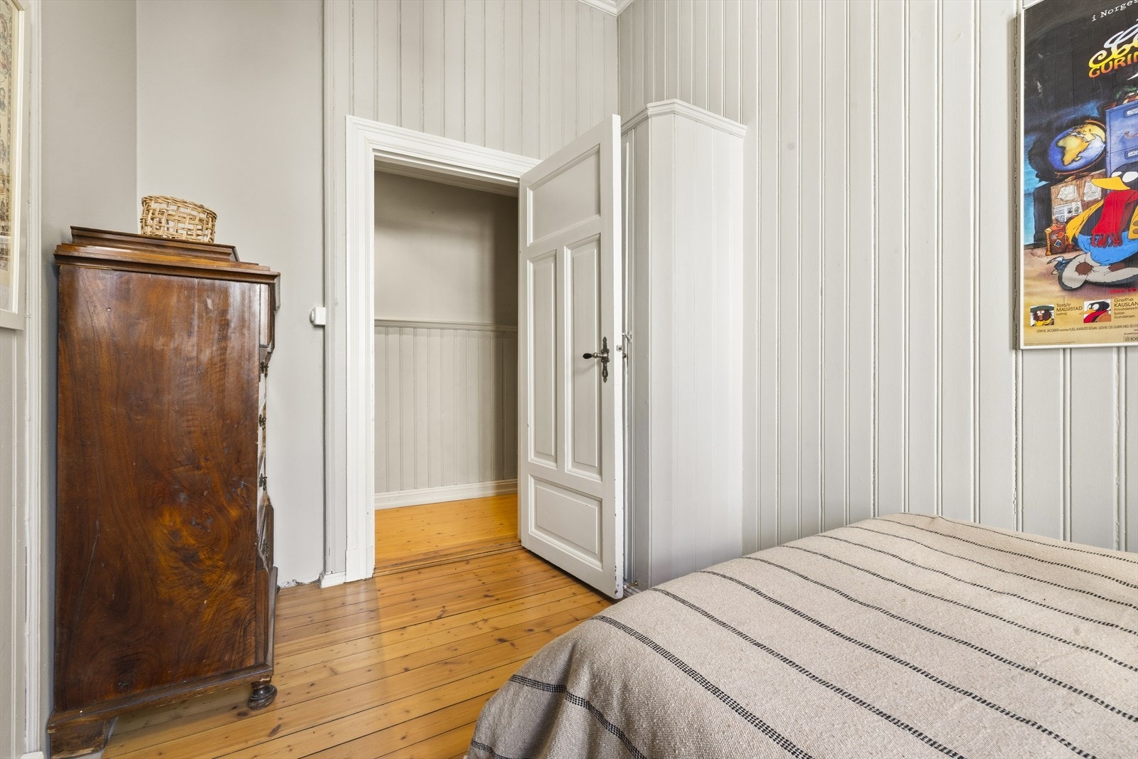 Flott originalt garderobeskap bak døren Galleribilde