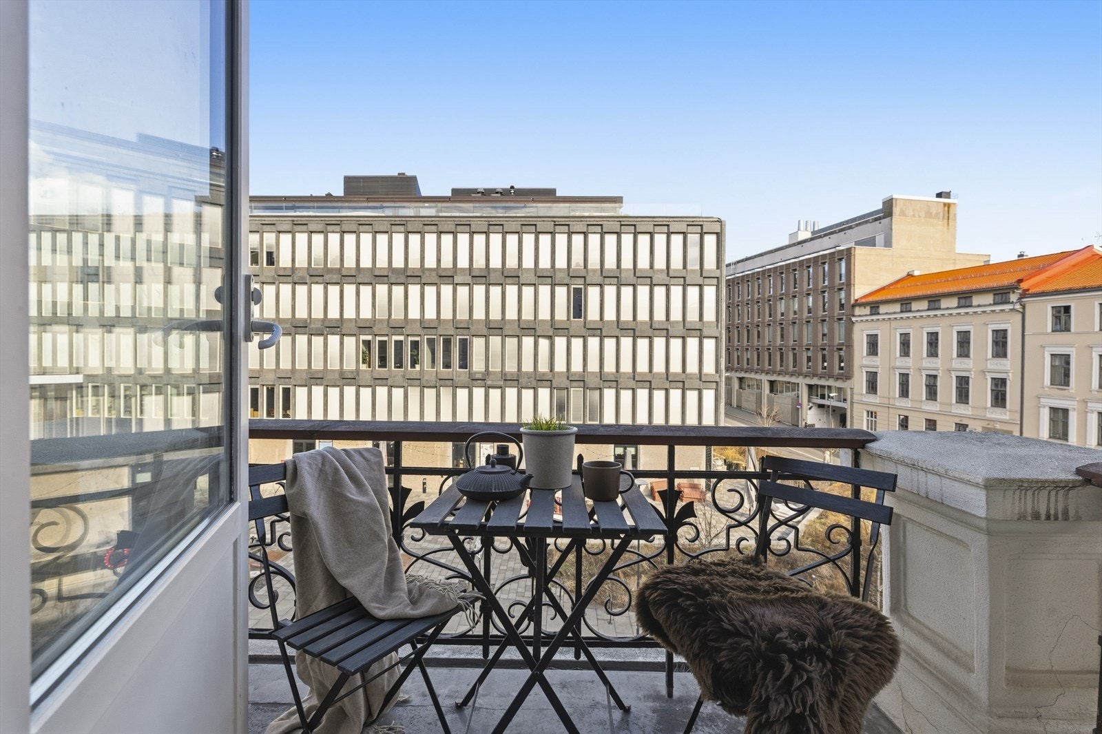 Gjennomgående leilighet med nordøstvendt balkong mot gate og sydvestvendt balkong mot bakgård Galleribilde