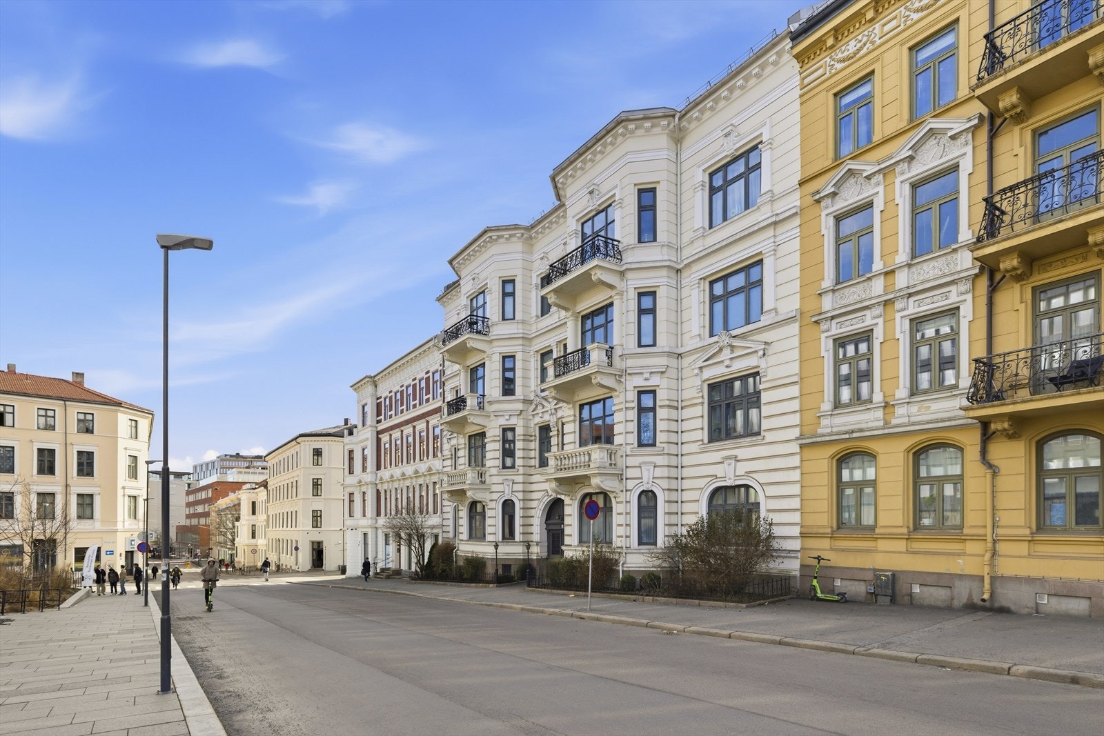 Representativ klassisk bygård med ettertraktet beliggenhet Galleribilde