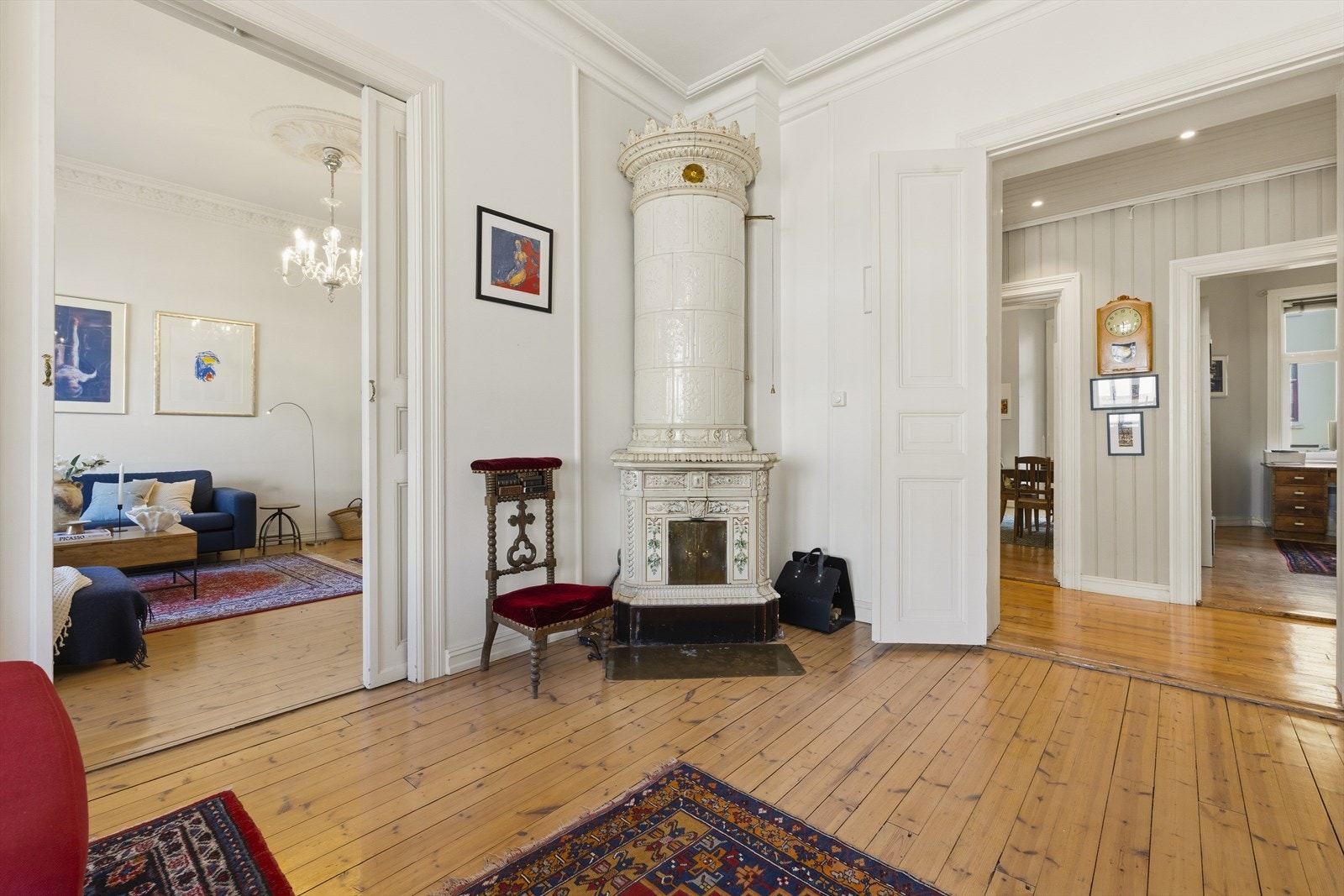 Legg merke til de originale skyvedørene og fløydørene, samt den flotte kakkelovnen Galleribilde