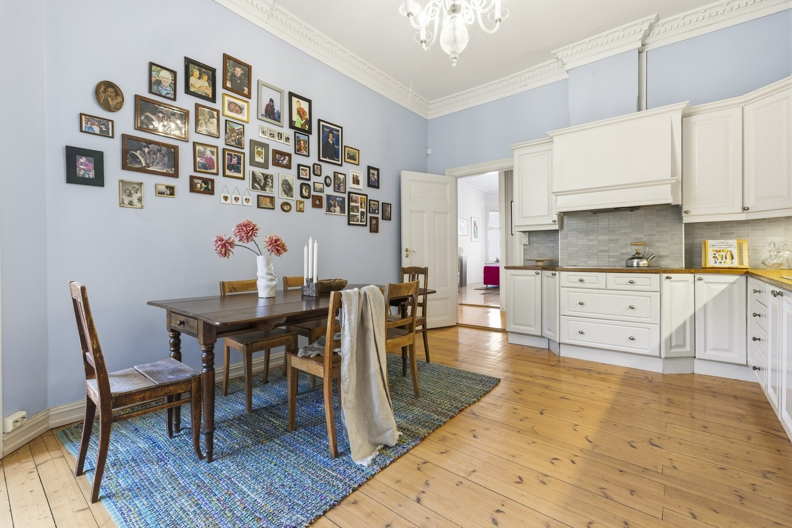 Romslig spisekjøkken. Pen kjøkkeninnredning med profilerte fronter og integrerte hvitevarer Galleribilde