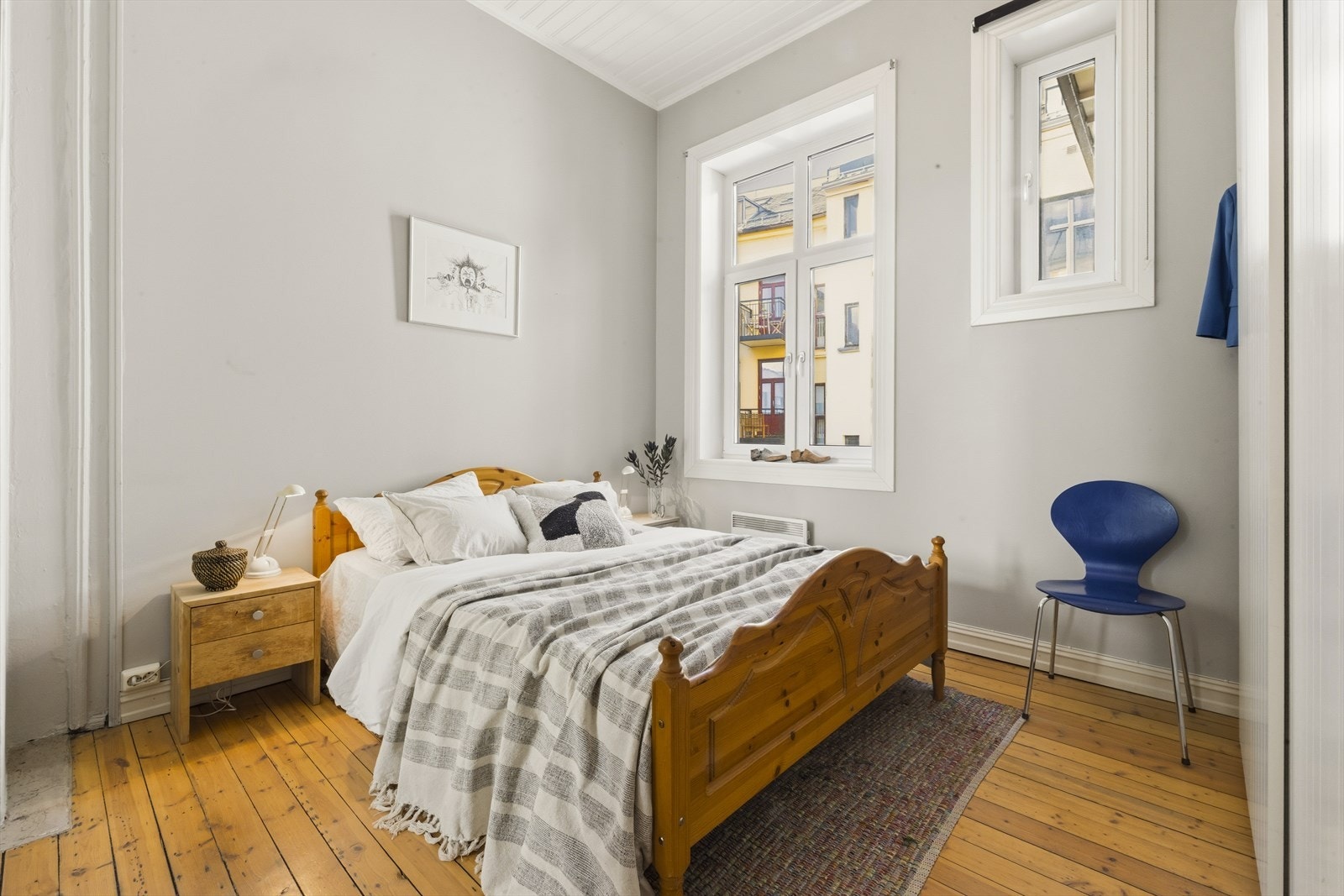 Totalt 3 soverom med dagens løsning. Sovereom 1 med to romslige skyvedørsgarderober Galleribilde