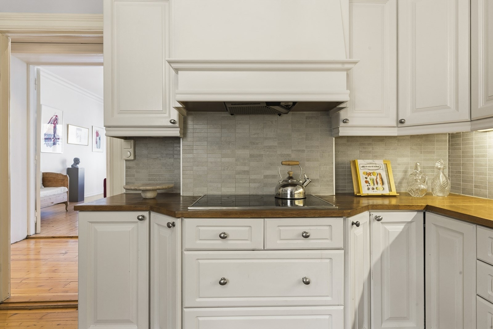 Godt med skap, skuff og benkeplass. Alle hvitevarer på kjøkken og bad medfølger Galleribilde