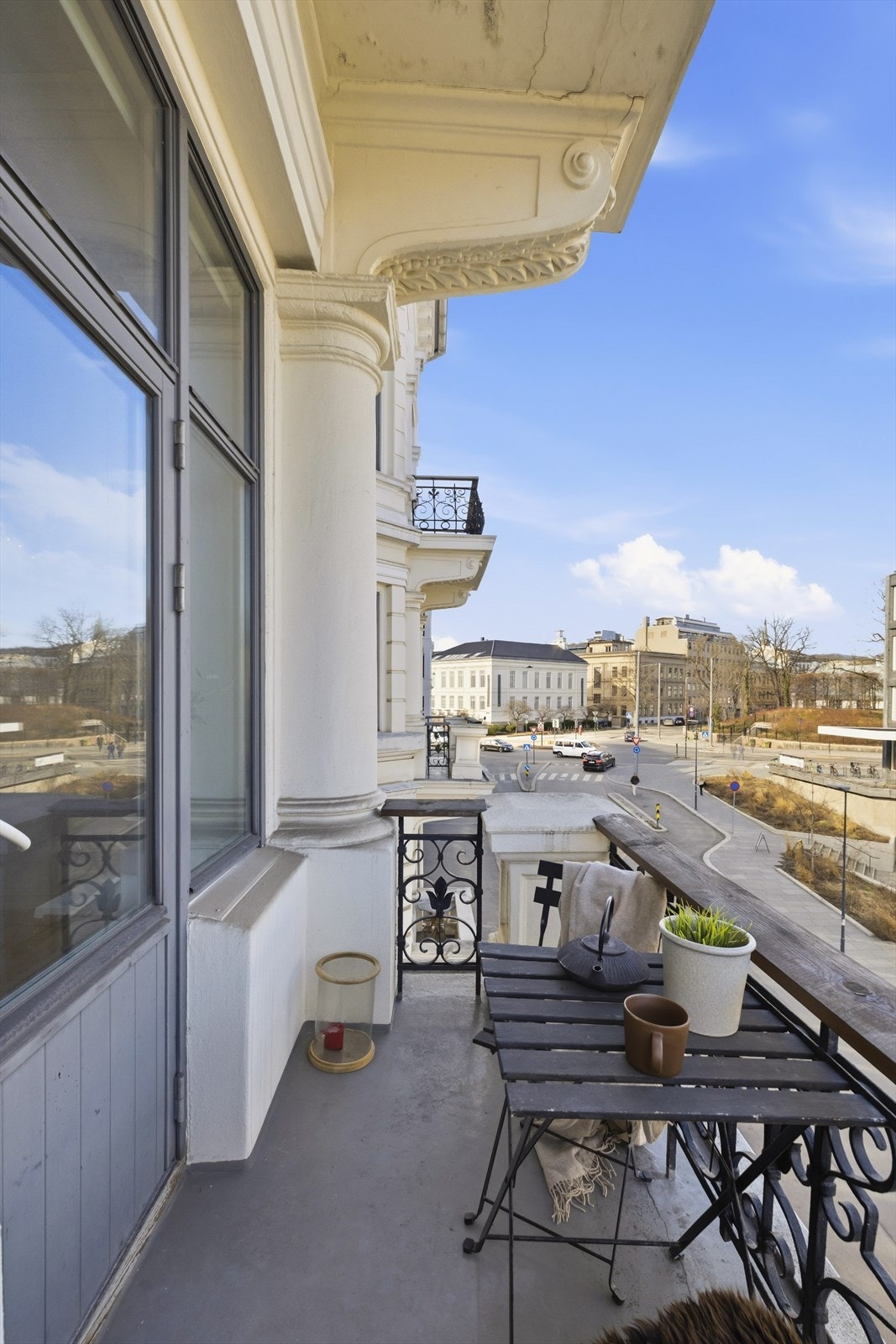 Inngang til Nationaltheatret stasjon med t-bane, tog og flytog ligger kun cirka 50 meter fra boligen Galleribilde