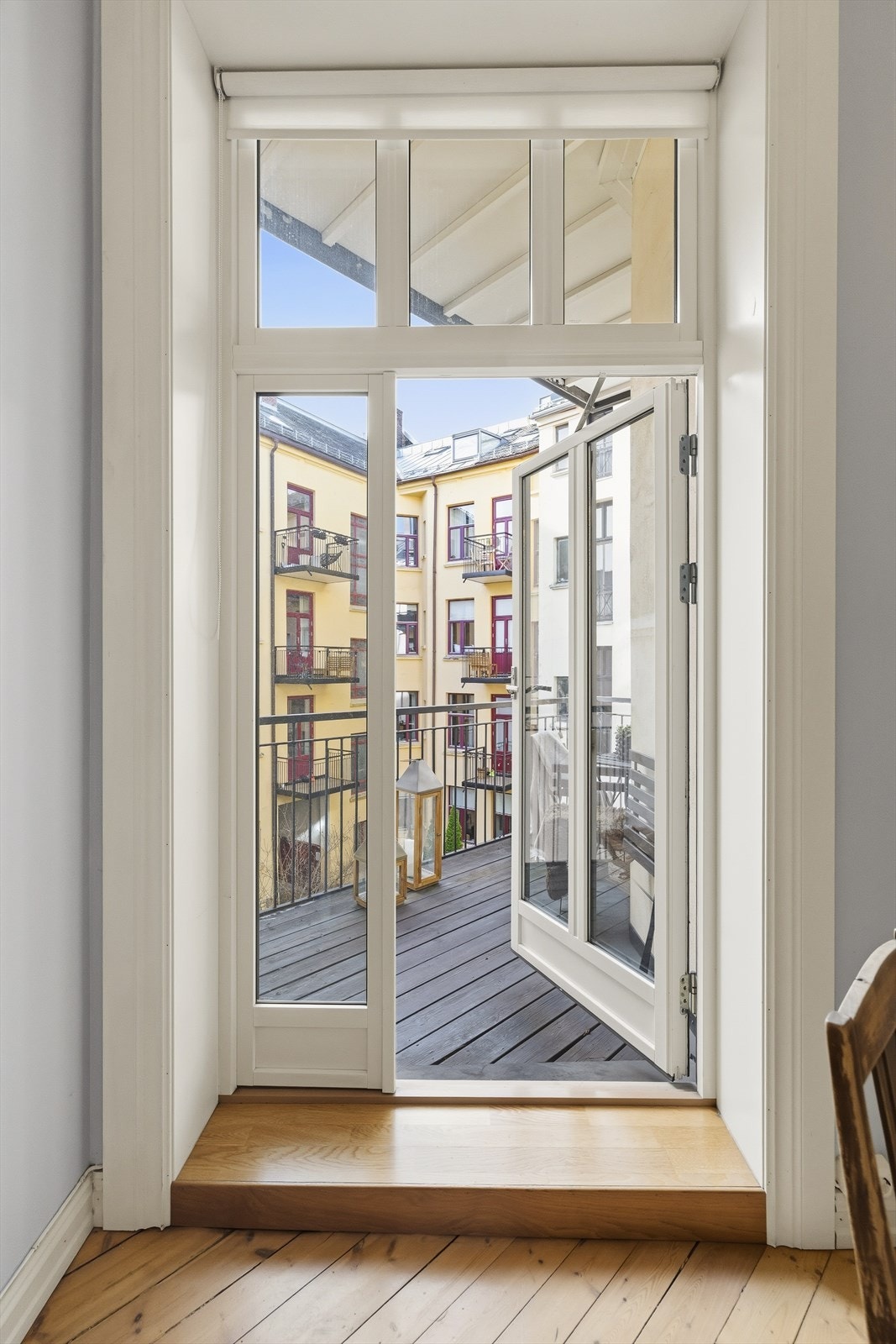 Morgensol på balkong mot gate og ettermiddagssol på balkong mot bakgård Galleribilde