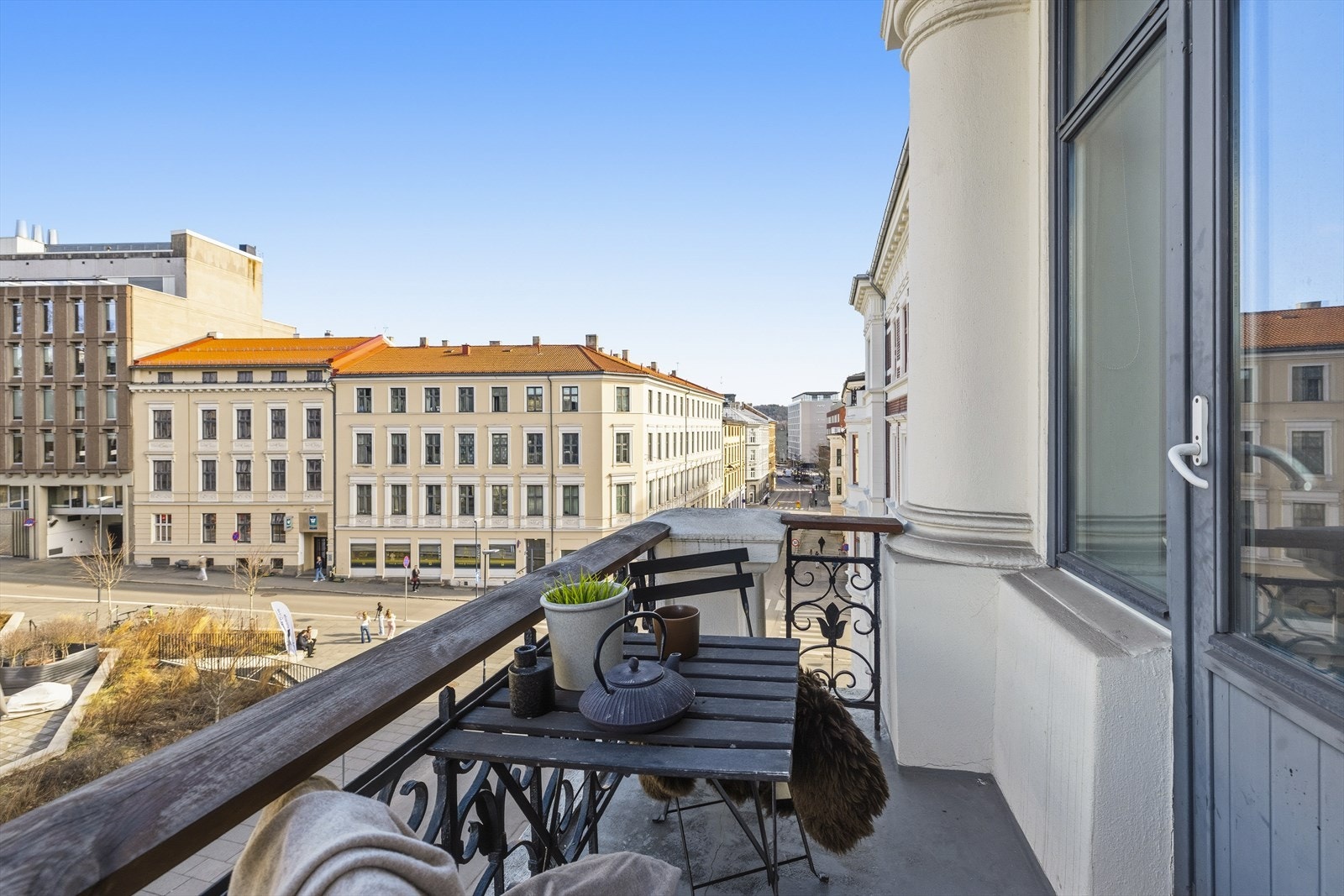 Leiligheten ligger høyt og fritt med god avstand til nabobebyggelse Galleribilde