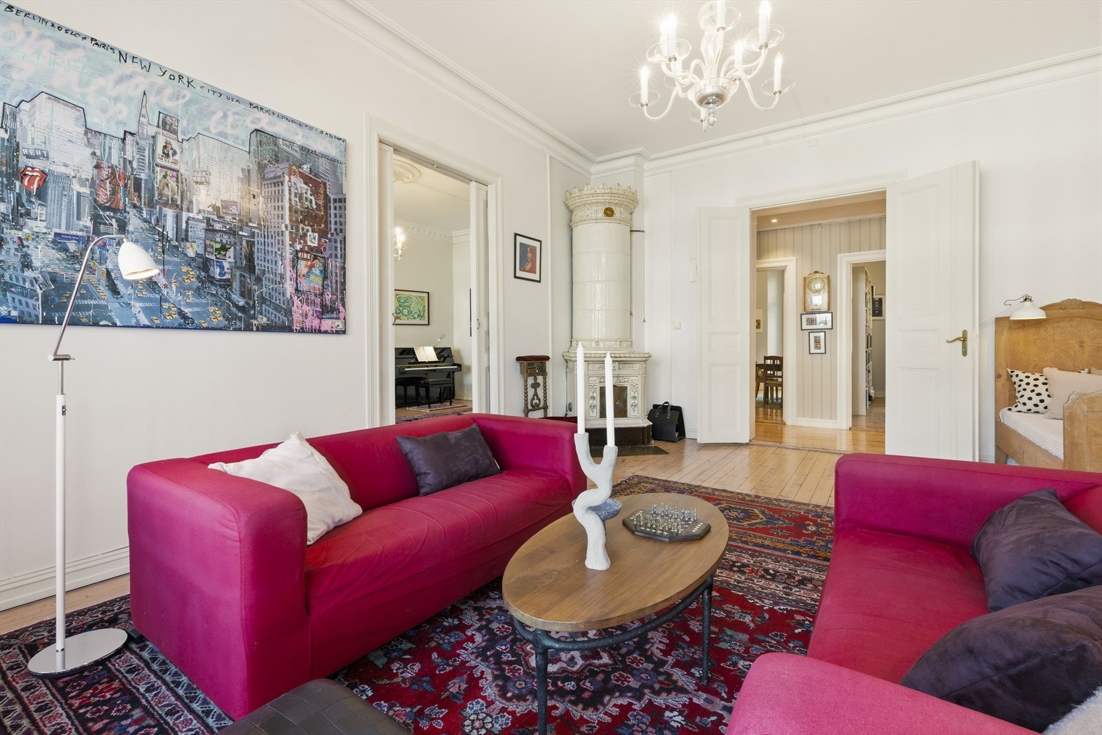 Detaljer som stukkatur, rosetter, originale tregulv, m.m. Galleribilde