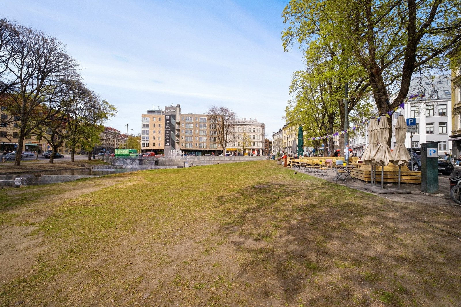 Alexander Kiellands plass ligger en kort spasertur unna og byr på grønt parkområde, fontene og hyggelige sitteplasser. Her finner du et bredt utvalg av caféer, restauranter og uteserveringer som gir området et levende og sosialt preg gjennom hele året. Galleribilde