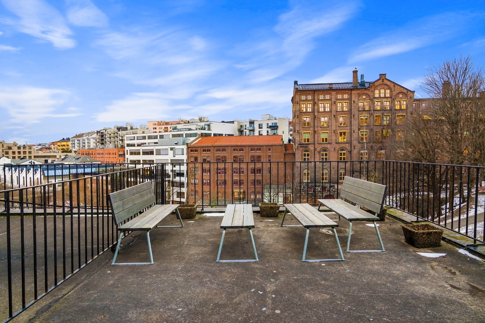 Solrik felles takterrasse med flott utsyn over Akerselva og det historiske teglsteinsmiljøet. Et hyggelig supplement til egen balkong, perfekt for å nyte solen i godt selskap. Foto: Zovenfra. Galleribilde