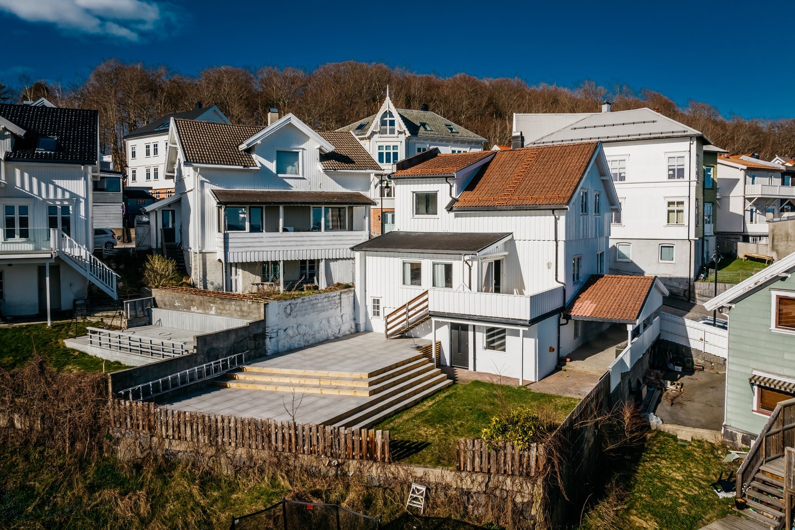 Det er flere fine uteplasser å nyte solen og utsikten på. Her har vi nyere terrasse på ca 51 kvm som er perfekt for late dager i solen. Galleribilde