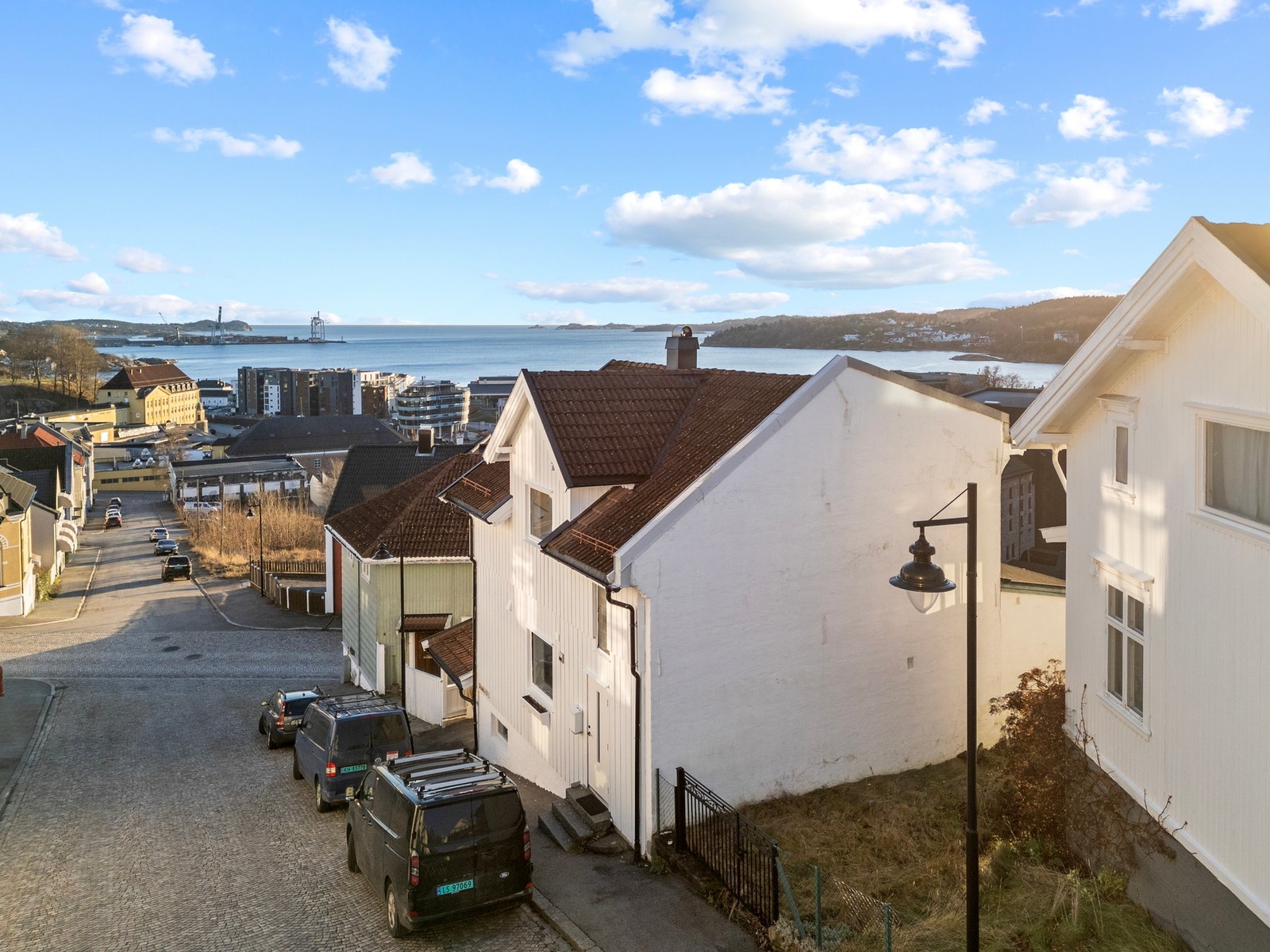 Som man kan se av oversikten er det kort vei til sjøen. Galleribilde