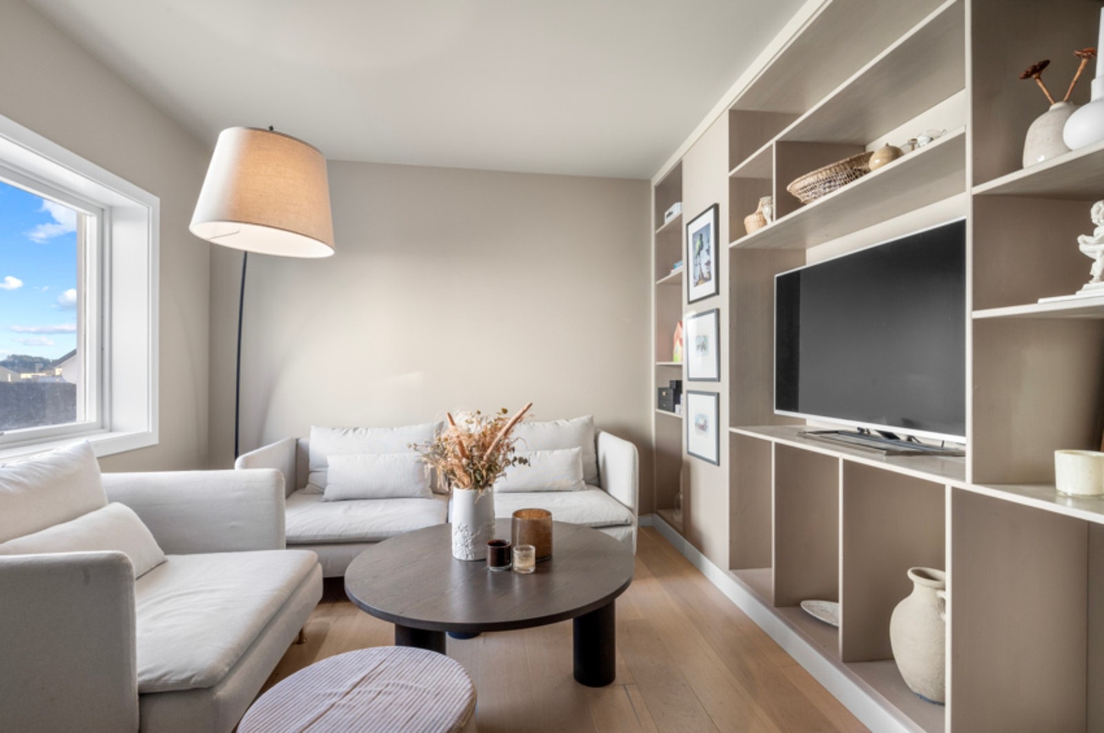 Det er laget en fin liten TV-stue i 2.etg. Rommet kan potensielt bli et soverom også. Rommet er nylig pusset opp. Galleribilde