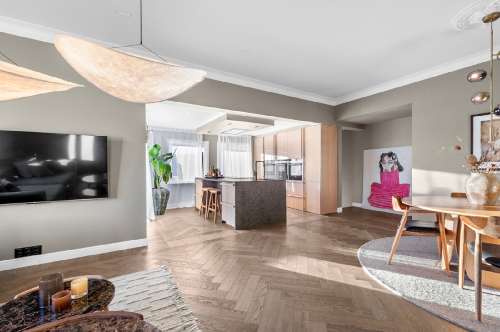 Velkommen inn i denne flotte eneboligen der nesten alt er pusset opp innvendig de siste årene. Galleribilde