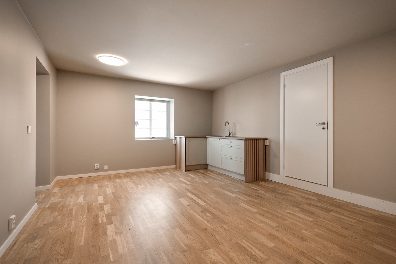 Stue i underetasjen. Denne fløyen er innredet som en hybel og er leid ut for kr 10.000,- pr mnd i dag. Det er rom i hybelen som ikke er bruksendret. Galleribilde