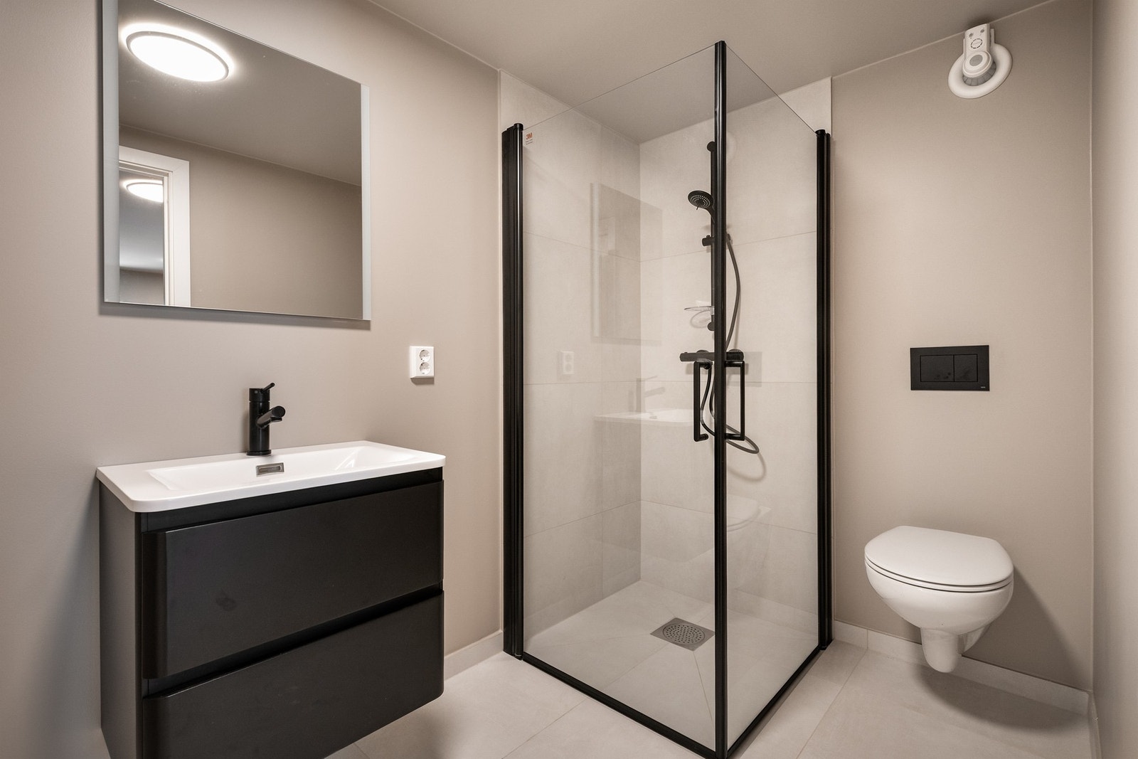 Fantastisk bad fra 2024 i flott utførelse og moderne preg. Rommet er ikke bruksendret. Galleribilde