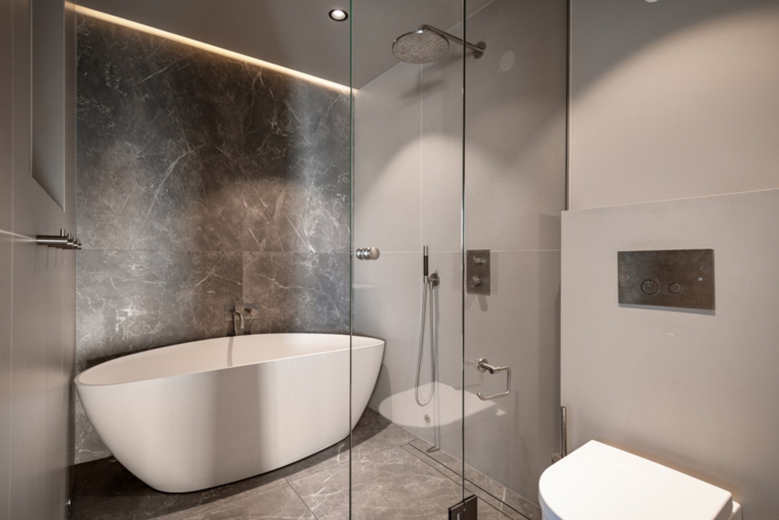 Meget lekkert bad fra 2022. Badet er innredet med badekar, dusj, vegghengt toalett og servant med skuffer. Gulvvarme Galleribilde