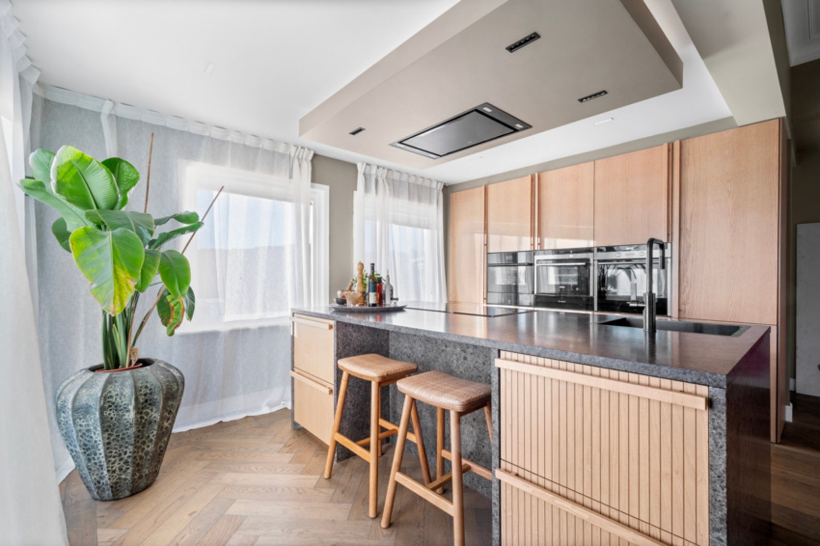 Dette flotte kjøkkenet er fra 2022. Hvitevarer er integrert. Dette nydelige kjøkkenet må oppleves! Her kan du lage mat til gjestene og nyte utsikten av Larviksfjorden samtidig. Galleribilde