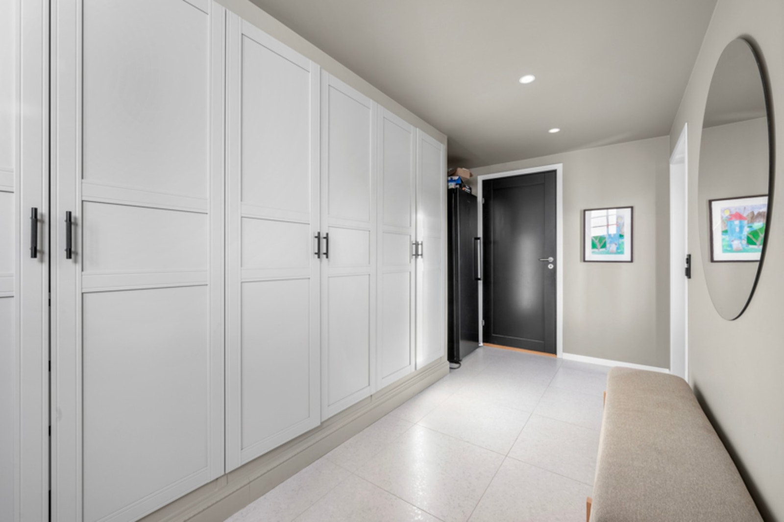 Dette er en nydelig med utmerket utnyttelse av garderobe. Galleribilde