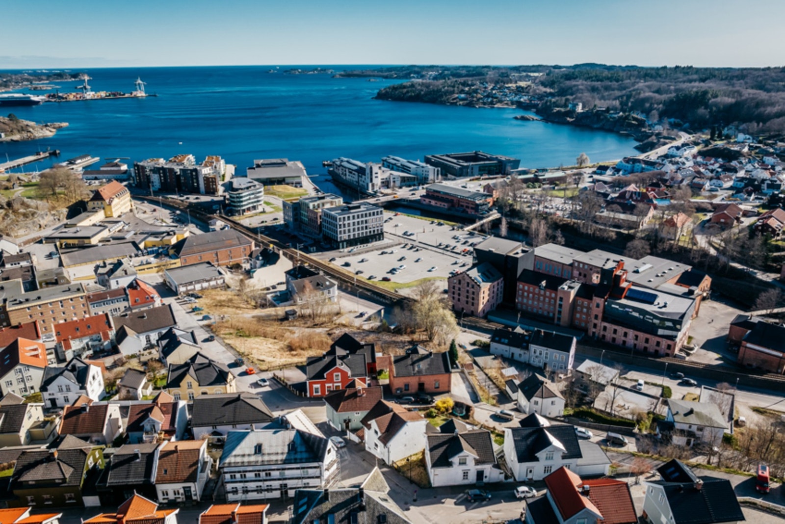 Som man kan se av oversikten er det kort vei til sjøen. Galleribilde