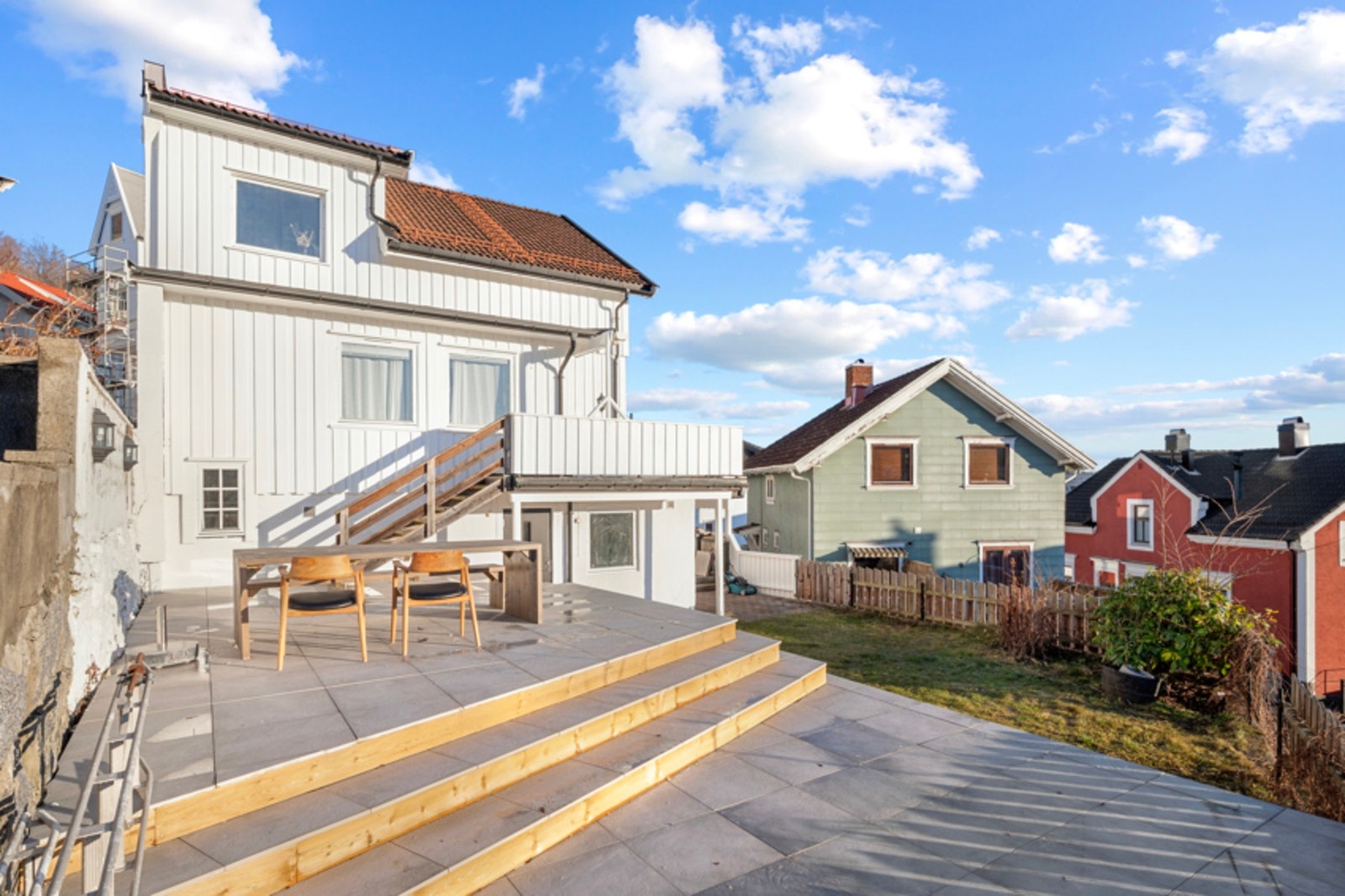 Det er flere fine uteplasser å nyte solen og utsikten på. Her har vi nyere terrasse på ca 51 kvm som er perfekt for late dager i solen. Galleribilde