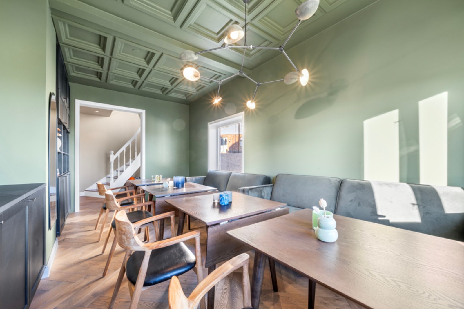 Flott stue som gir en følelse av å være på cafe om man innreder den slik som dagens eiere. Galleribilde