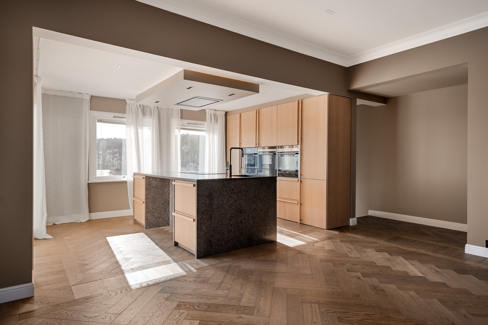 Kjøkkenet er hjertet i denne boligen. Det er enkelt å kombinere matlaging og besøk med disse fasilitetene. Galleribilde