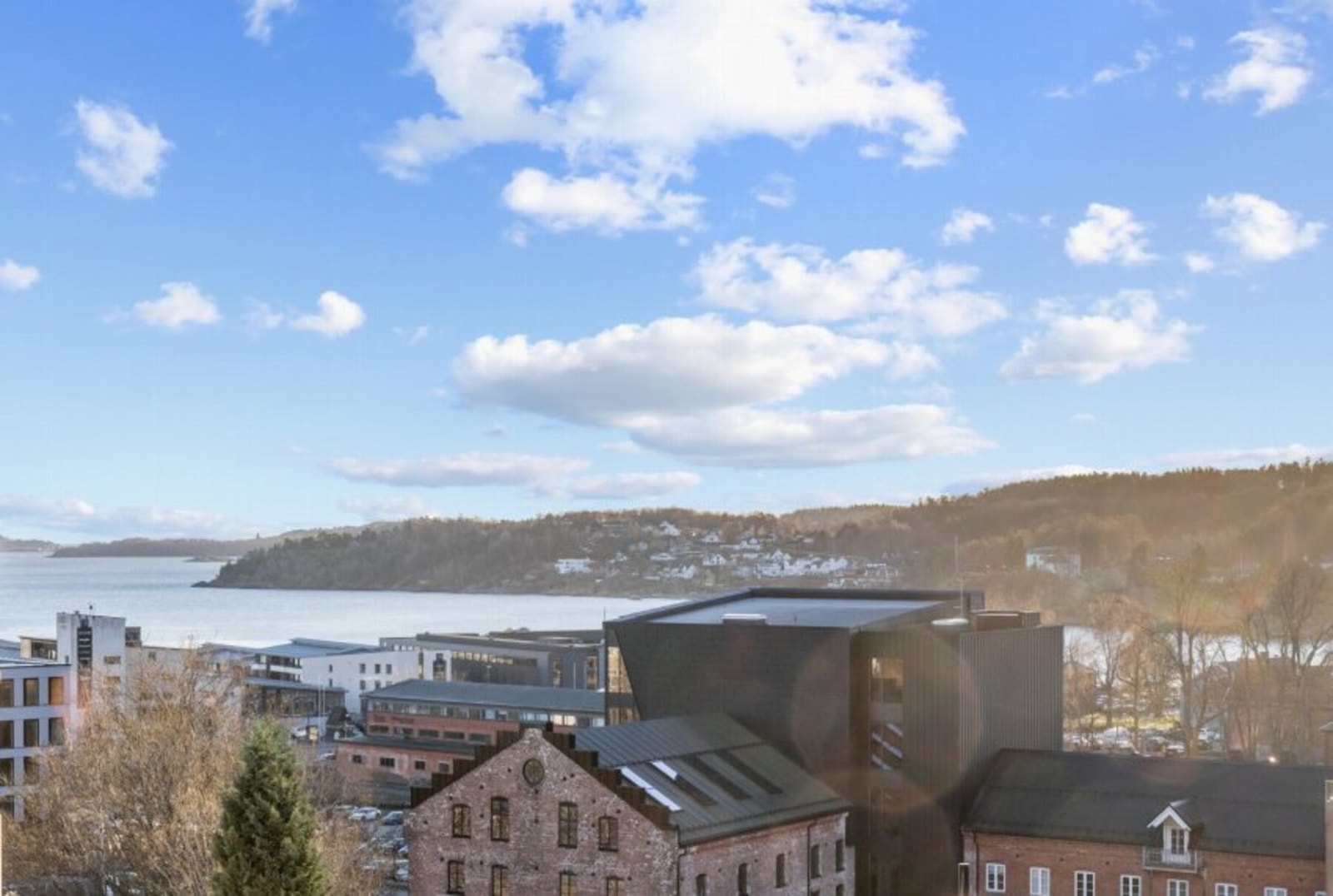 Fra eiendommen er det nydelig utsikt mot Larviksfjorden. Galleribilde