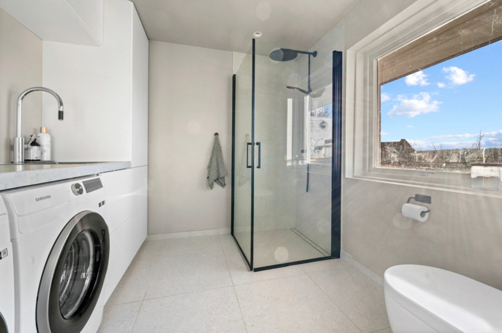 Nydelig bad/vaskerom fra 2022. Galleribilde