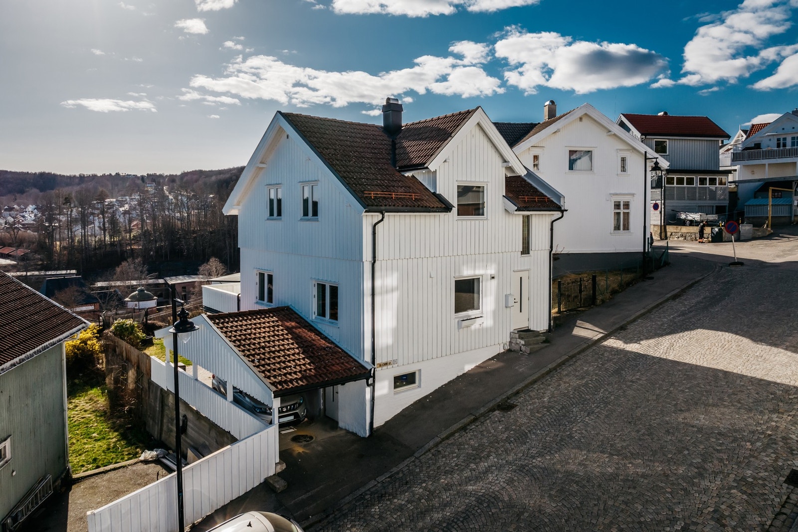 På eiendommen er det carport med lader til elbil. Ellers parkering i gata. Galleribilde