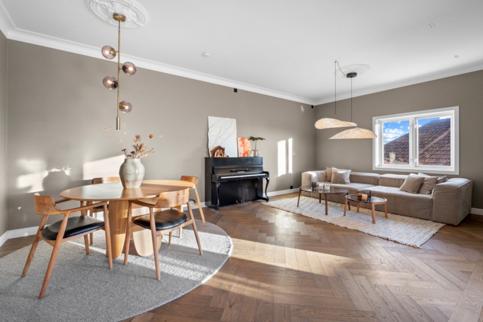 Flott stue med god plass til flere sittegrupper. Det er vannbåren varme i hele 1.etg. Galleribilde