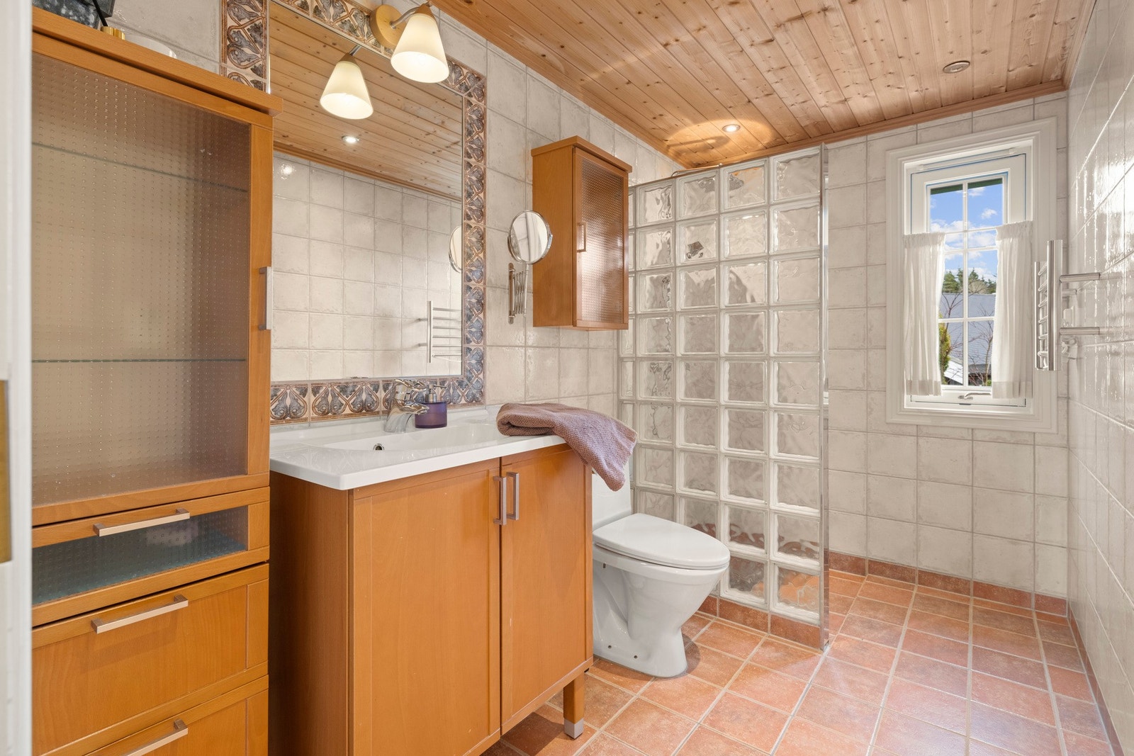 Badet ble renovert i 2002 av Halumo, dokumentasjon foreligger. Det er flislagt gulv med elektriske varmekabler. Galleribilde
