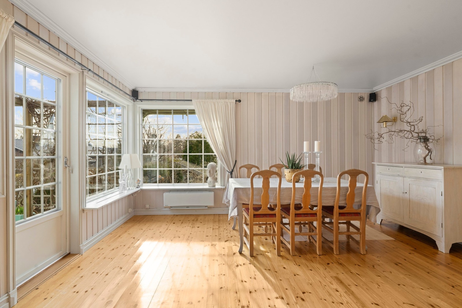 Stuen er av en meget god størrelse med plass til å møblere i flere soner. Galleribilde