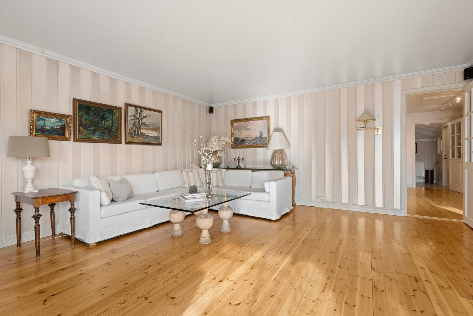 Fra stuen er det utgang til solrik, privat terrasse og hage. Galleribilde