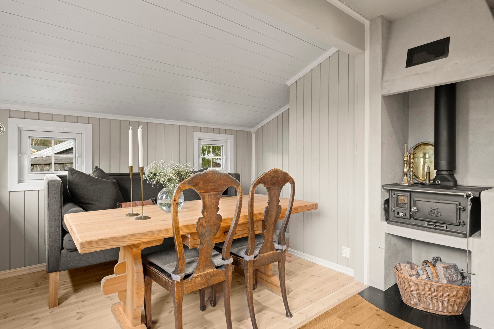 Kjøkkenet ligger i eget rom og har en sjarmerende innredning med profilerte fronter og benkeplaten er av heltre. Galleribilde