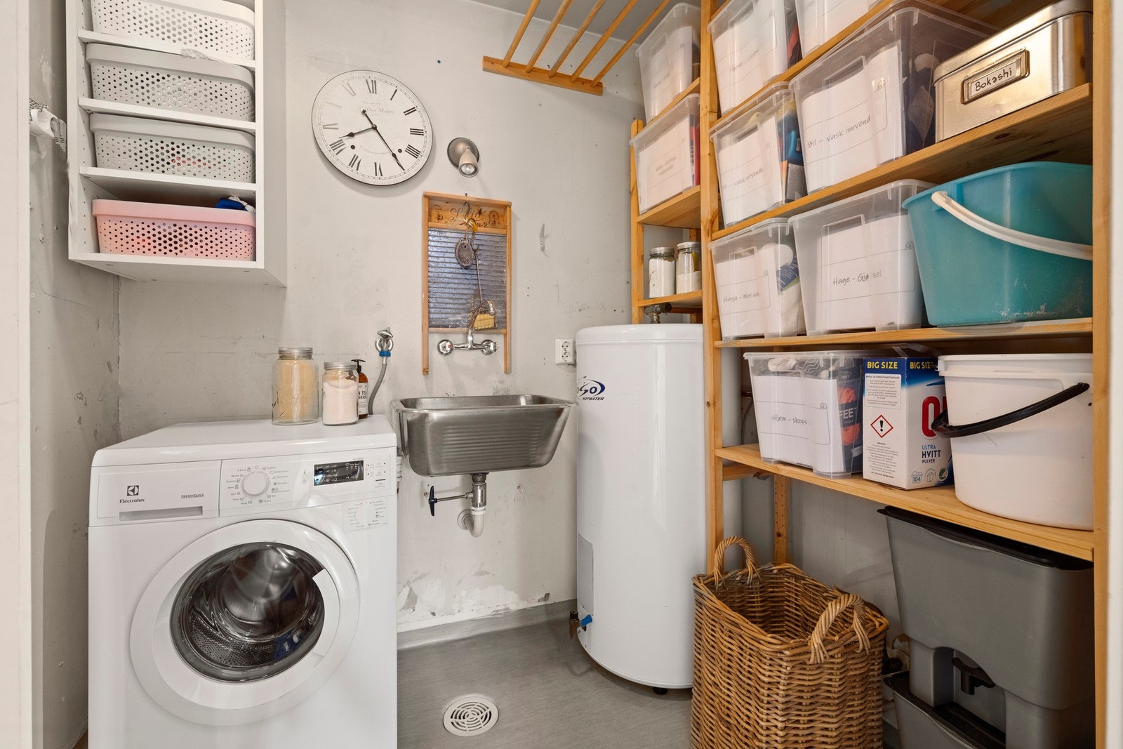 Vaskerom med utslagsvask og opplegg for vaskemaskin. Galleribilde